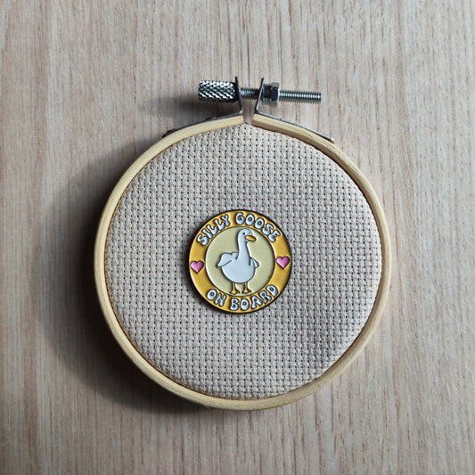 Pin's oie oiseau blanc animal fond jaune cœur