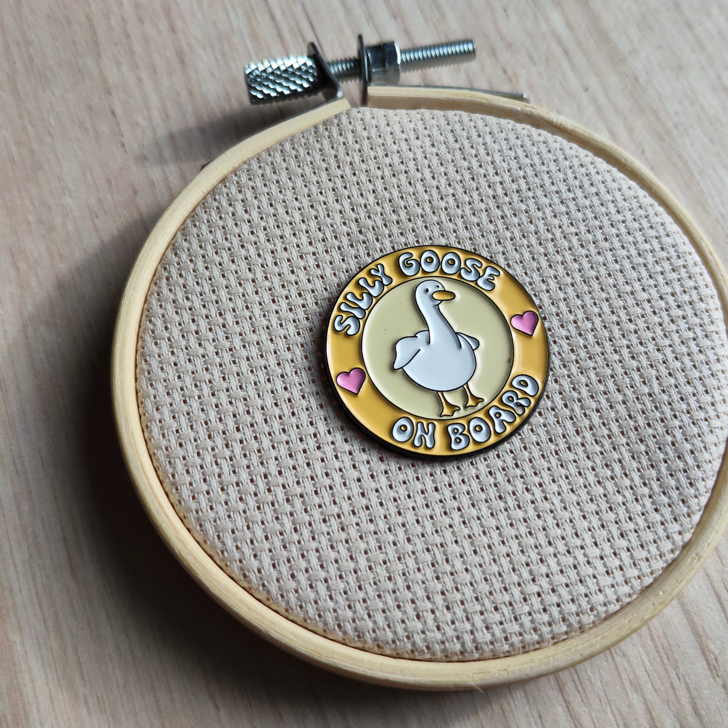 Pin's oie oiseau blanc animal fond jaune cœur