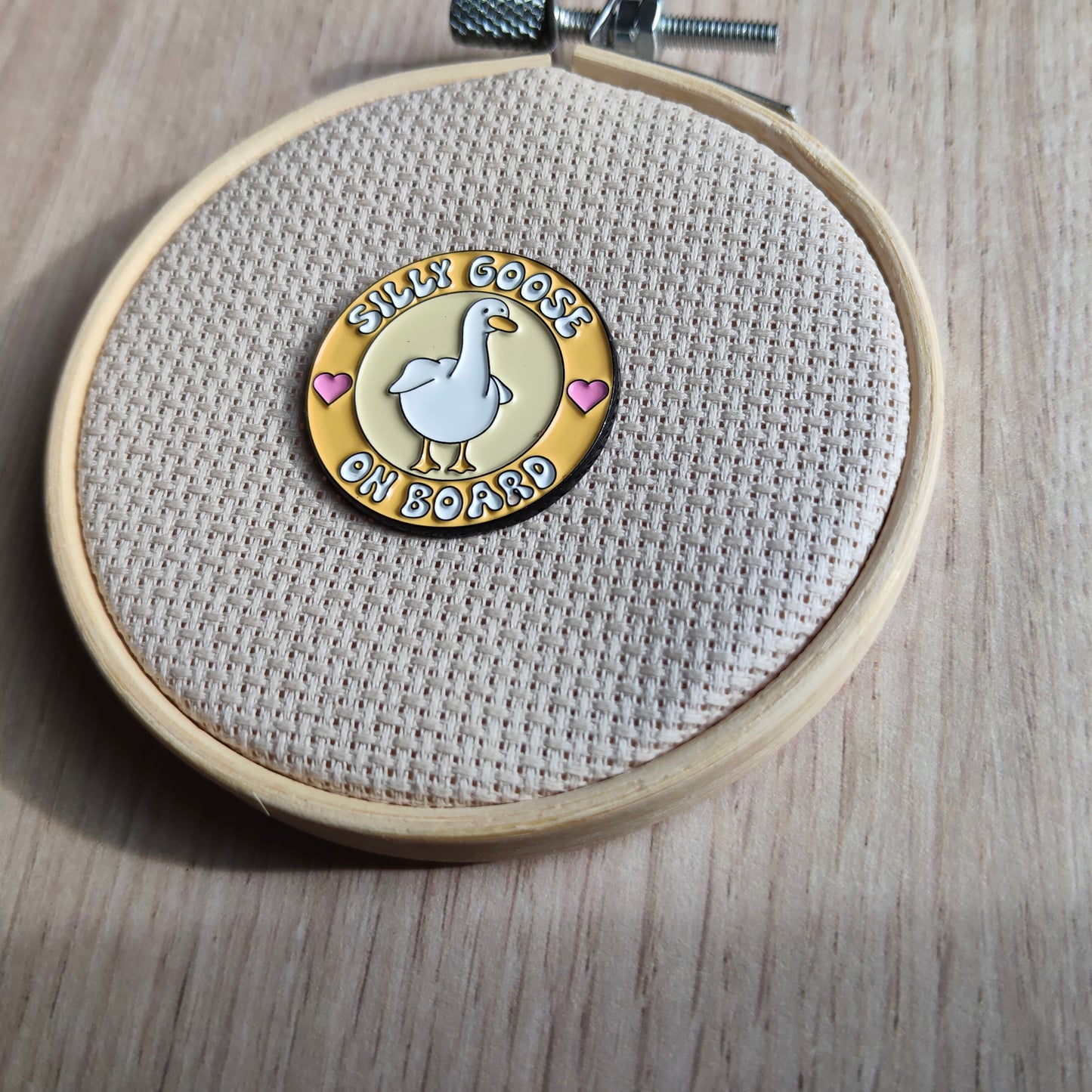 Pin's oie oiseau blanc animal fond jaune cœur