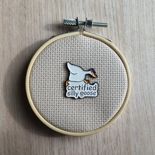 Pin's oie avec casquette blanche animal oiseau