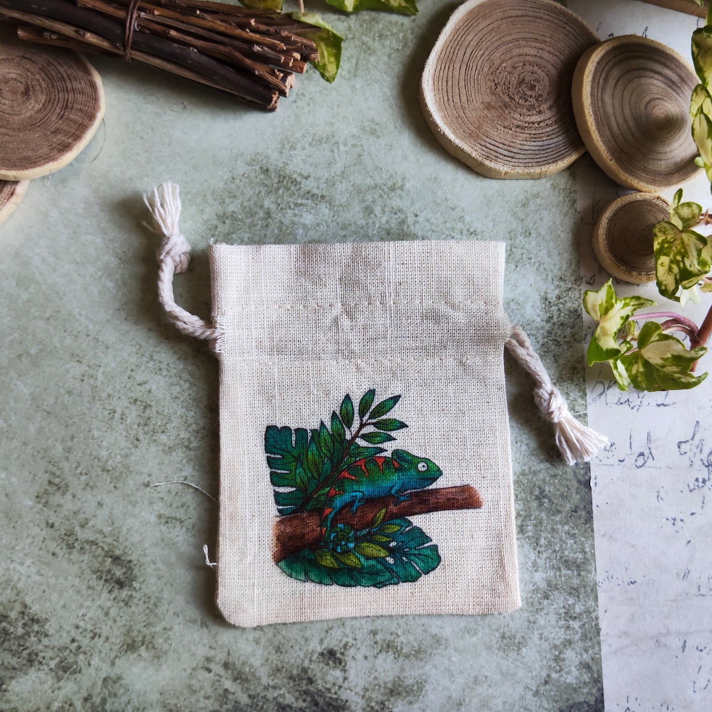 Pochon en tissu décoré d’un caméléon – Illustration aquarelle jungle tropicale – Sac pochette cadeau