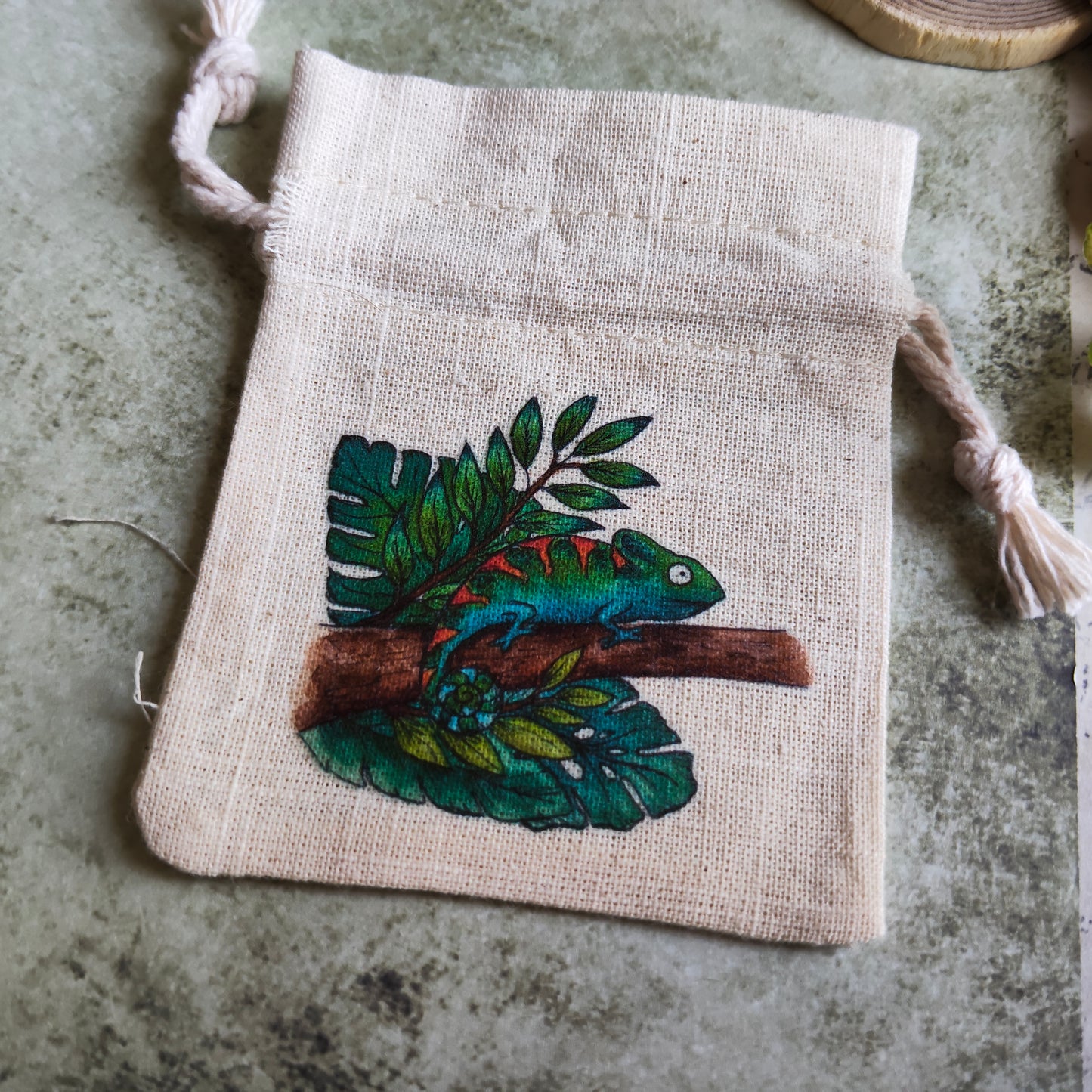 Pochon en tissu décoré d’un caméléon – Illustration aquarelle jungle tropicale – Sac pochette cadeau