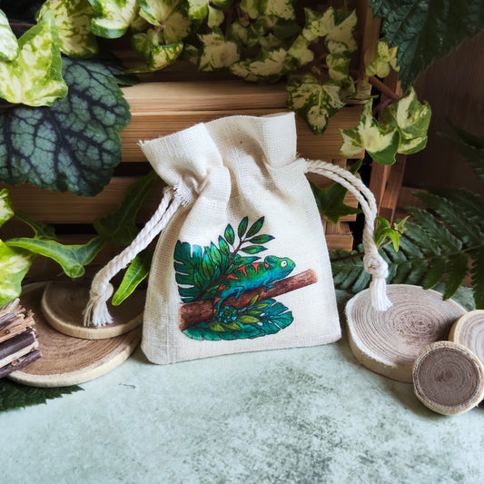 Pochon en tissu décoré d’un caméléon – Illustration aquarelle jungle tropicale – Sac pochette cadeau