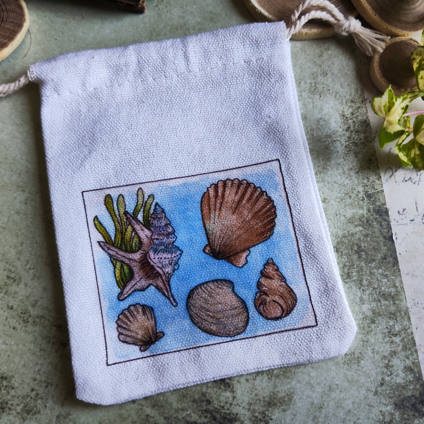 Pochon en tissu décoré de coquillages – Illustration aquarelle bord de mer – Sac pochette cadeau