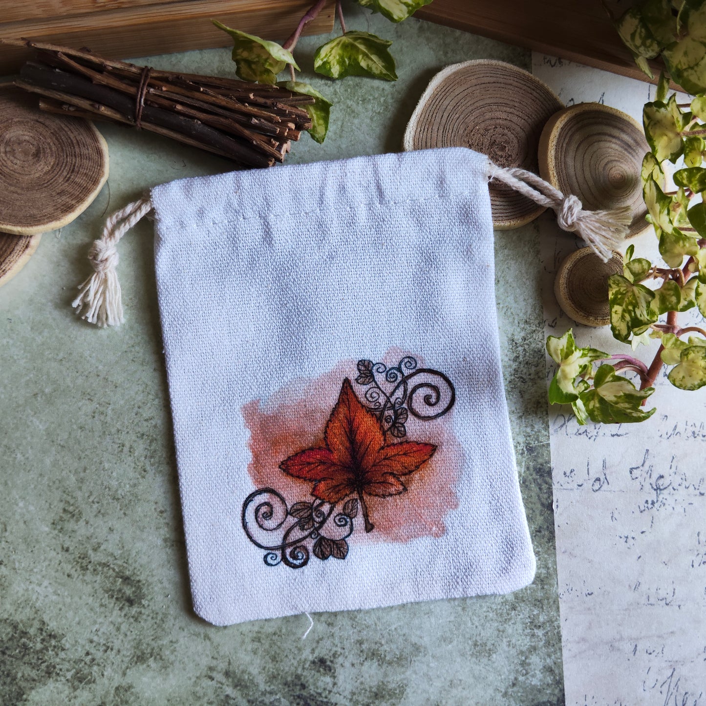 Pochon en tissu décoré de feuille d’automne et Arabesque – Illustration aquarelle – Sac pochette nature