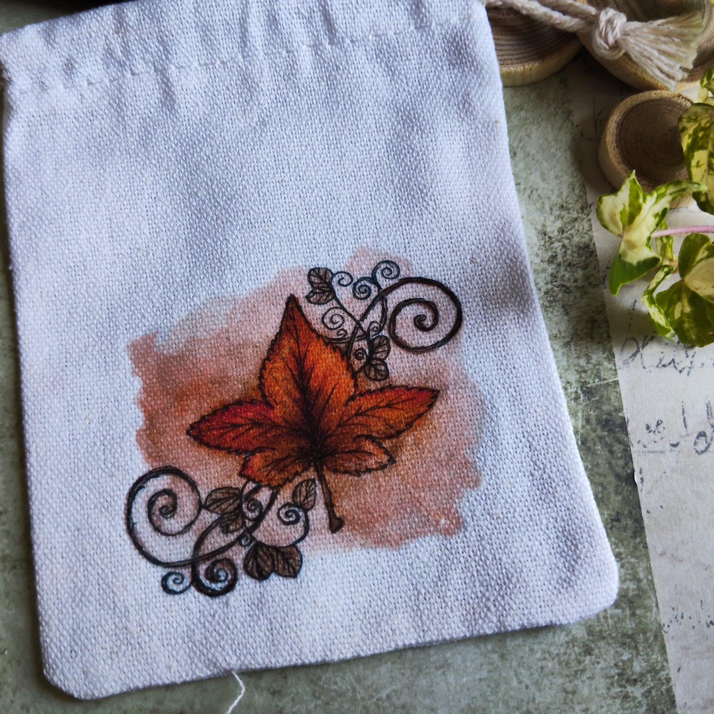 Pochon en tissu décoré de feuille d’automne et Arabesque – Illustration aquarelle – Sac pochette nature