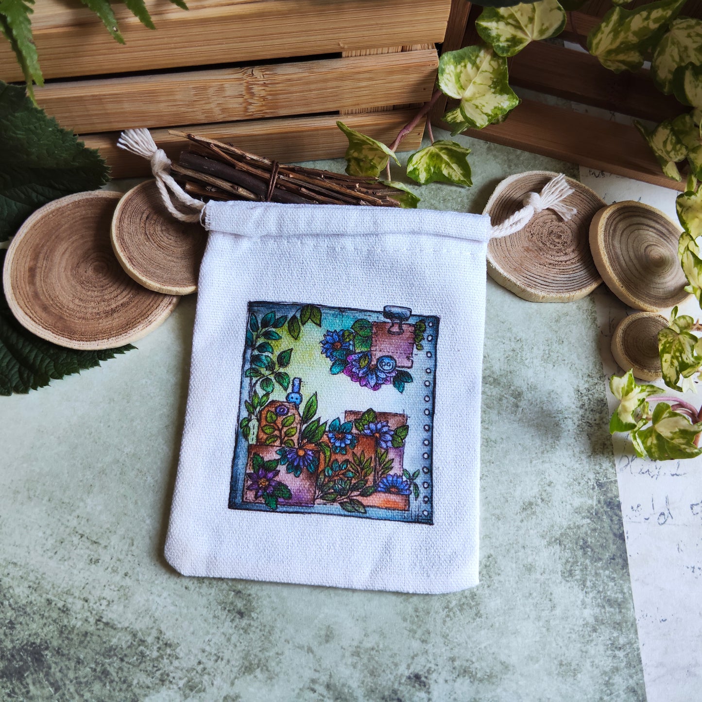 Pochon en tissu décoré de fleurs violettes – Illustration aquarelle florale – Sac pochette cadeau