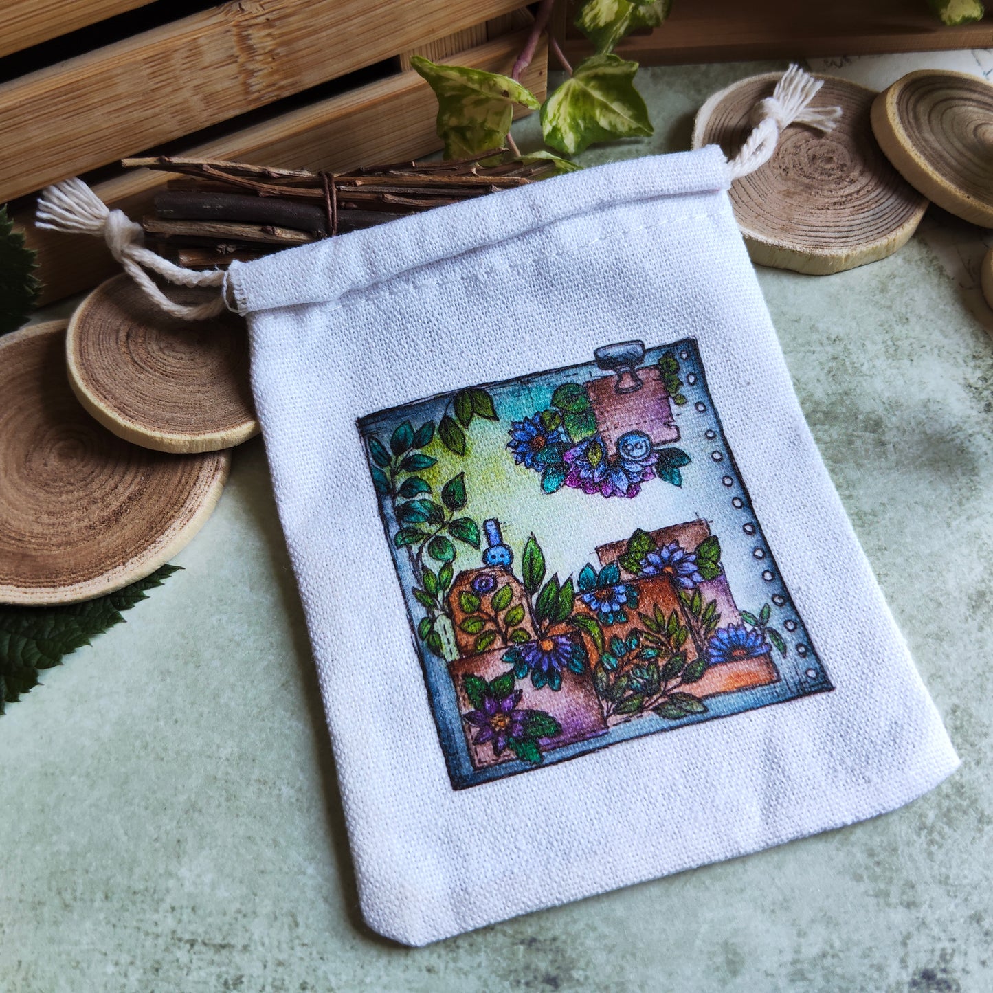 Pochon en tissu décoré de fleurs violettes – Illustration aquarelle florale – Sac pochette cadeau