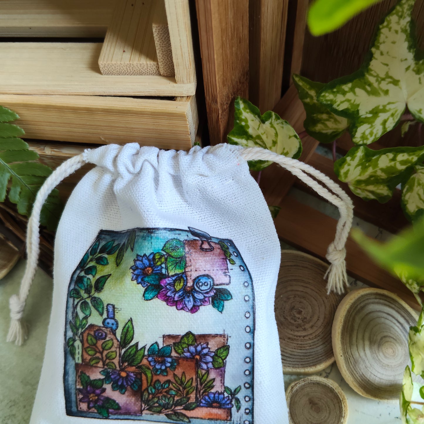 Pochon en tissu décoré de fleurs violettes – Illustration aquarelle florale – Sac pochette cadeau