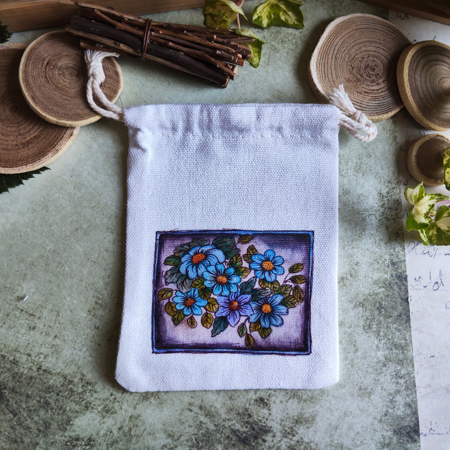 Pochon en tissu décoré de fleurs bleues et violettes – Illustration aquarelle botanique – Sac pochette cadeau