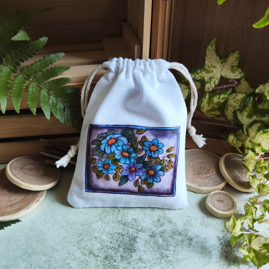 Pochon en tissu décoré de fleurs bleues et violettes – Illustration aquarelle botanique – Sac pochette cadeau