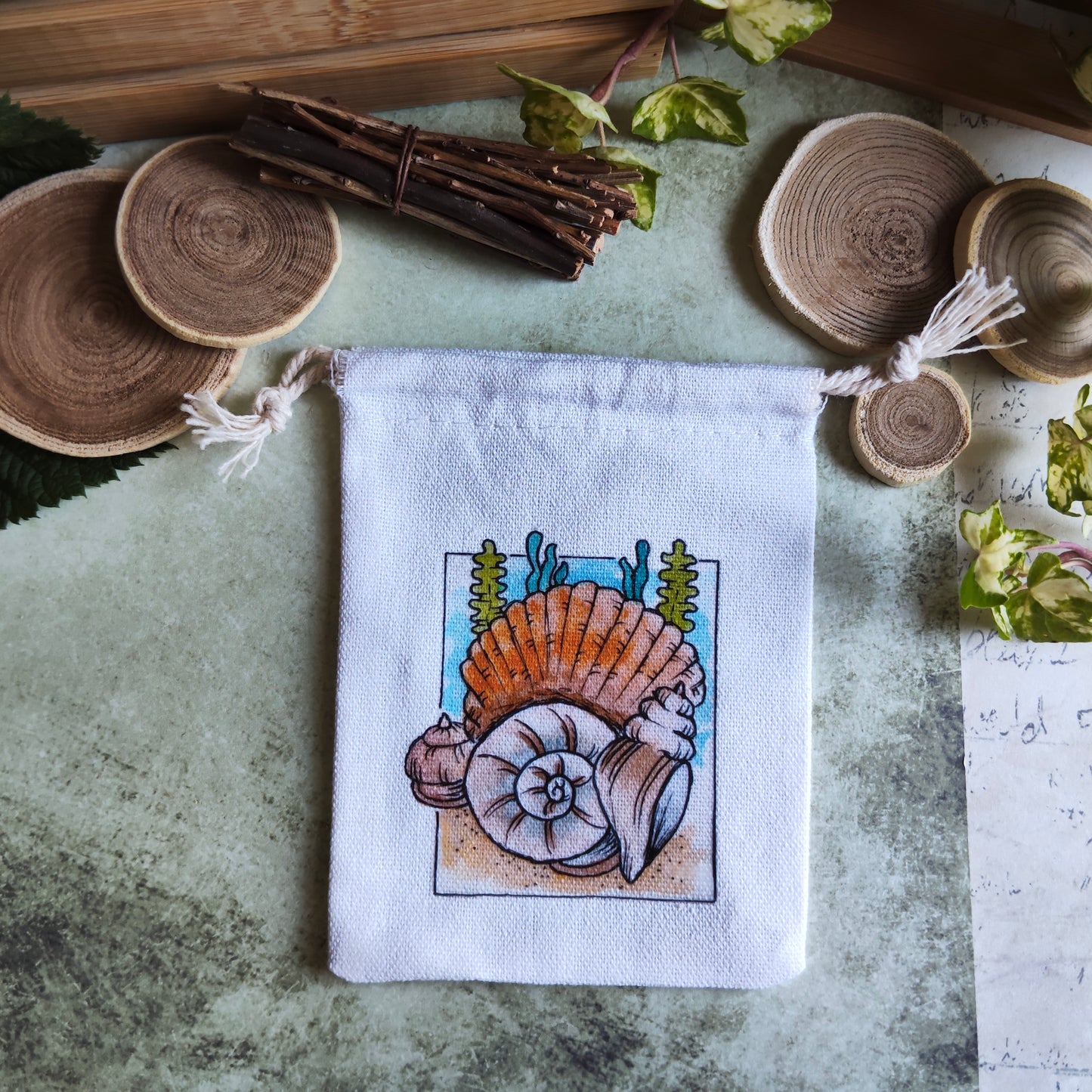 Pochon en tissu décoré de coquillage et algues – Illustration aquarelle mer – Sac pochette marine