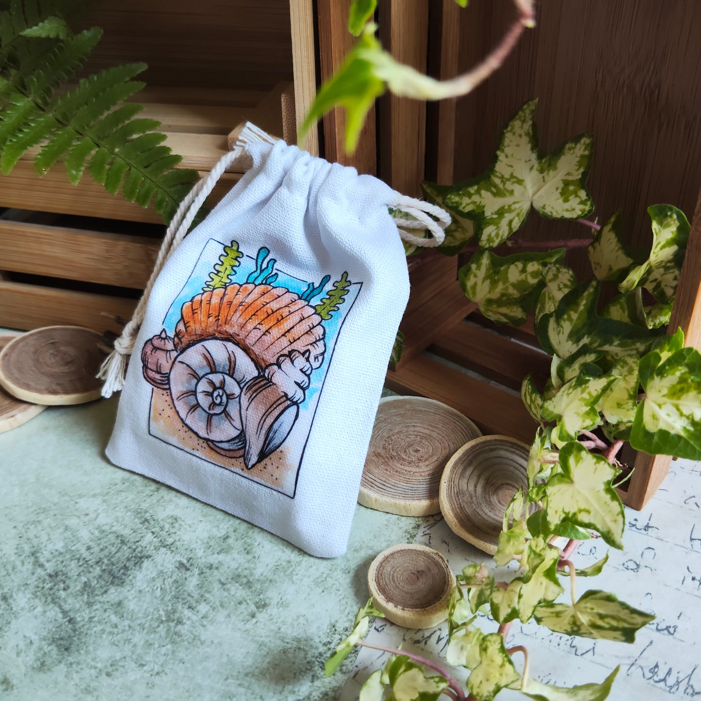 Pochon en tissu décoré de coquillage et algues – Illustration aquarelle mer – Sac pochette marine