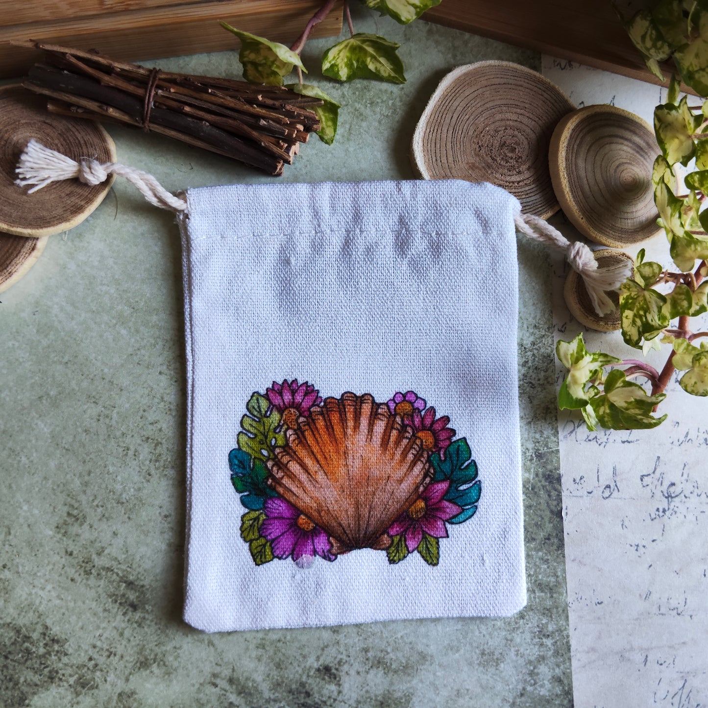 Pochon en tissu décoré de coquillage et fleurs – Illustration aquarelle marine – Sac pochette cadeau