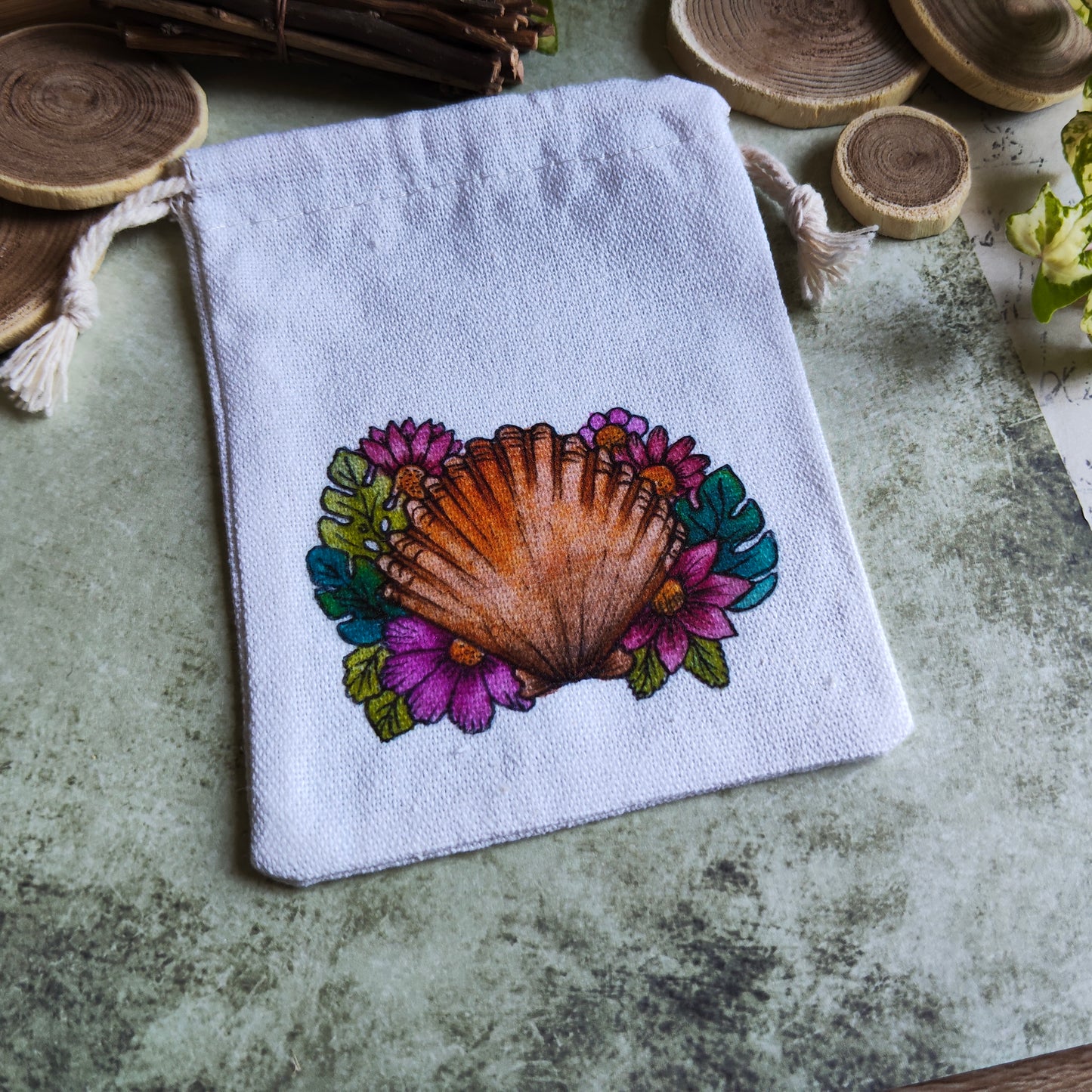 Pochon en tissu décoré de coquillage et fleurs – Illustration aquarelle marine – Sac pochette cadeau