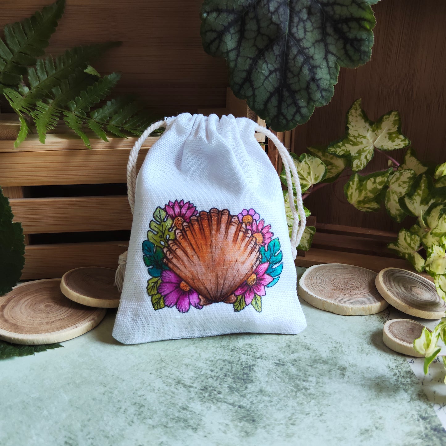 Pochon en tissu décoré de coquillage et fleurs – Illustration aquarelle marine – Sac pochette cadeau