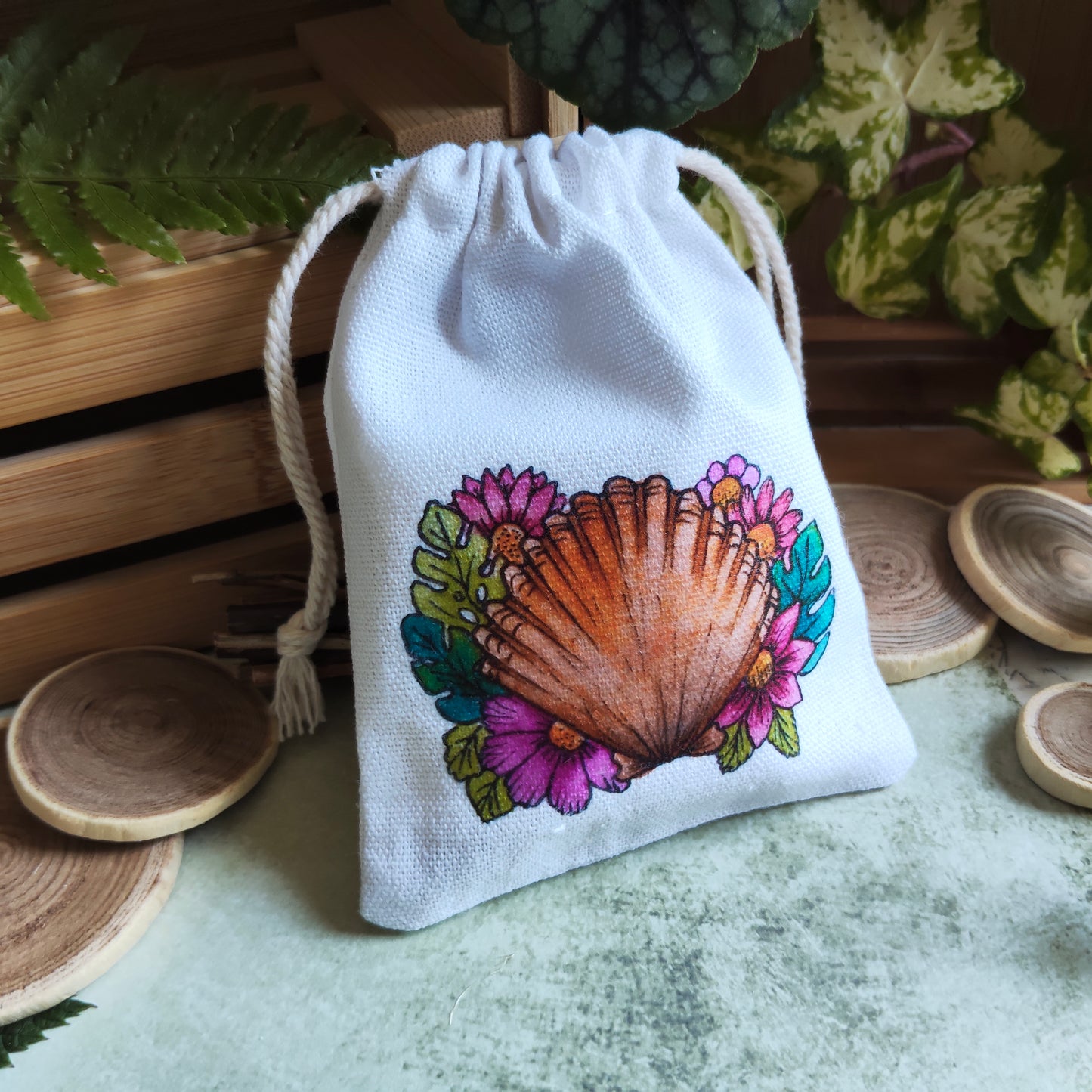 Pochon en tissu décoré de coquillage et fleurs – Illustration aquarelle marine – Sac pochette cadeau