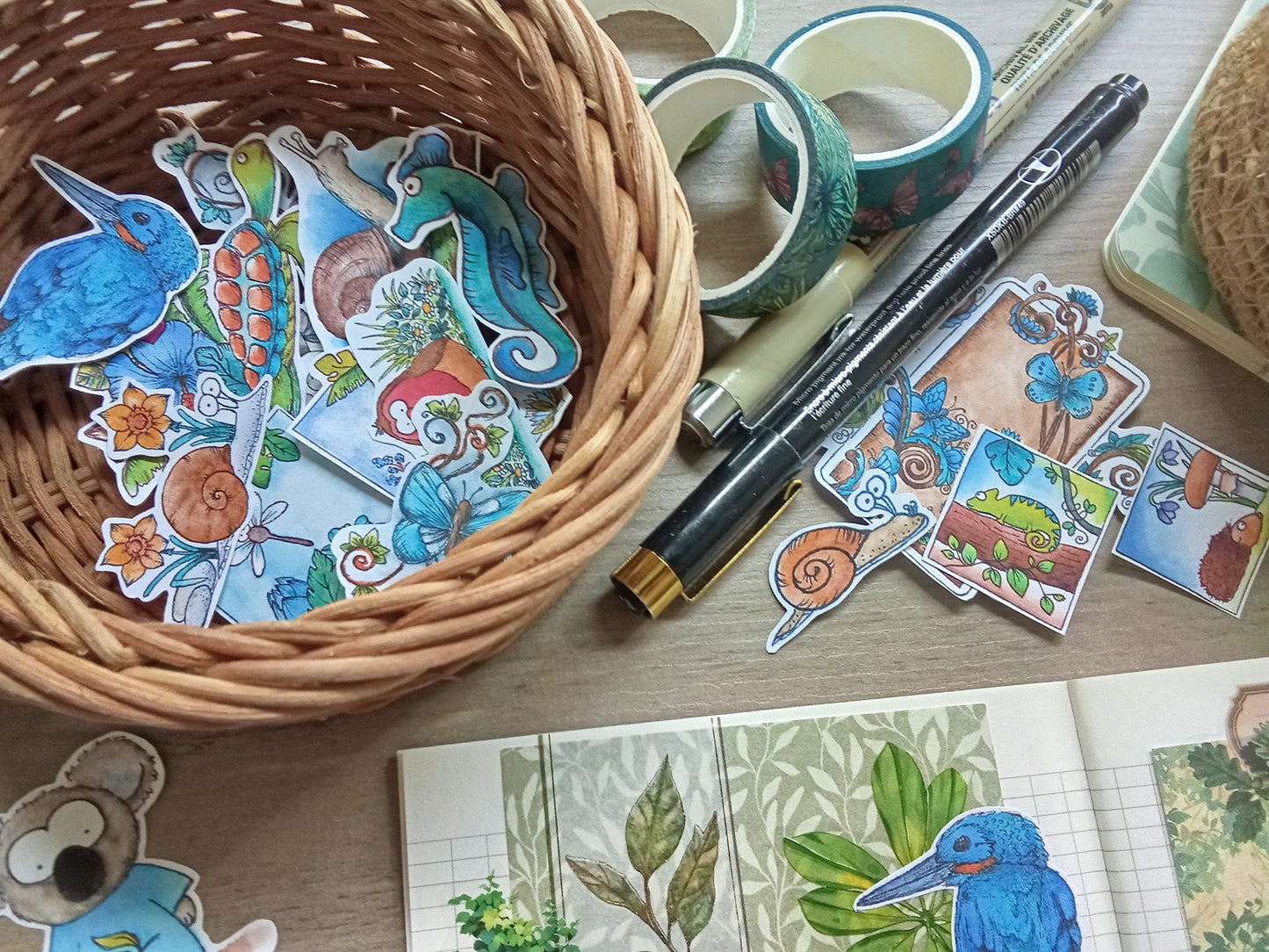 Stickers animaux mignons et nature – Lot de 33 autocollants illustrés à l’aquarelle – Koalas, escargots, oiseaux, fleurs, papillons