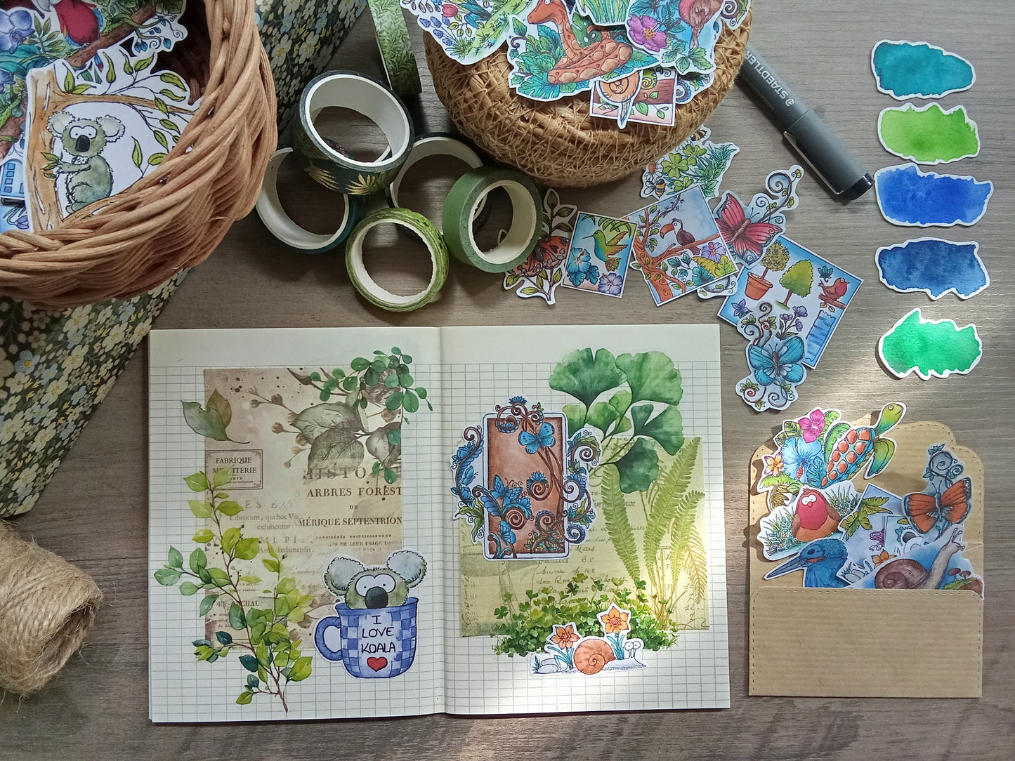 Stickers animaux mignons et nature – Lot de 33 autocollants illustrés à l’aquarelle – Koalas, escargots, oiseaux, fleurs, papillons